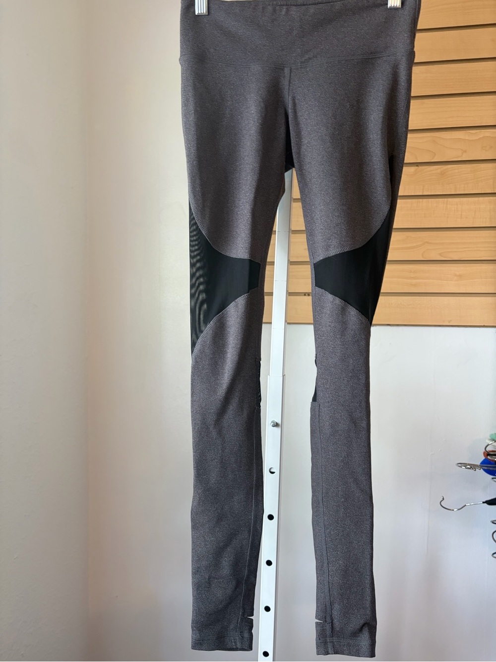 ALO Yoga Men's Heather Gray Joggers with Black Panel Accents